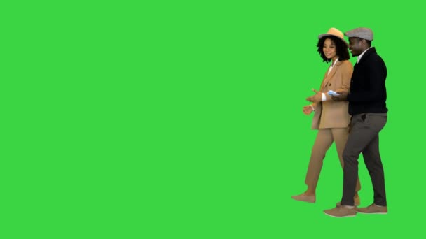 Ευτυχισμένο ζευγάρι Αφροαμερικανών περπατώντας και βγάζοντας μια selfie σε μια πράσινη οθόνη, Chroma Key. — Αρχείο Βίντεο