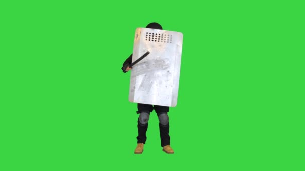 Αστυνομικός ειδικής μονάδας που καλύπτει με ασπίδα και κρατά γκλομπ σε πράσινη οθόνη, Chroma Key. — Αρχείο Βίντεο