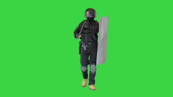 Soldat en uniforme complet avec armure, matraque, bouclier de protection fonctionnant sur un écran vert, Chroma Key. — Video