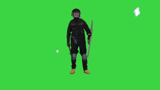 Lixo é jogado em policial da unidade especial com o escudo em uma tela verde, Chroma Key. — Vídeo de Stock