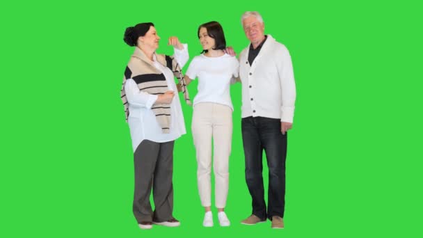 Ελκυστική νεαρή γυναίκα που διασκεδάζει με χαρούμενους ηλικιωμένους γονείς σε μια πράσινη οθόνη, Chroma Key. — Αρχείο Βίντεο