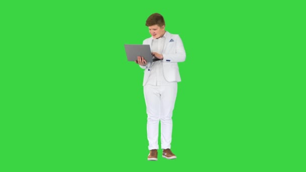 Garçon caucasien dans un costume de travail sur ordinateur portable sur un écran vert, Chroma Key. — Video