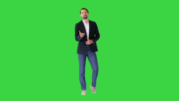Jovem empresário de terno conversando com câmera em uma tela verde, Chroma Key. — Vídeo de Stock