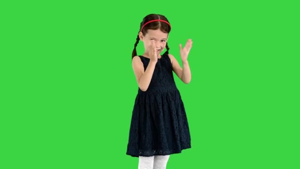 Rozkoszna dziewczyna w czarnej sukience klaszcząca w dłonie na zielonym ekranie, Chroma Key. — Wideo stockowe