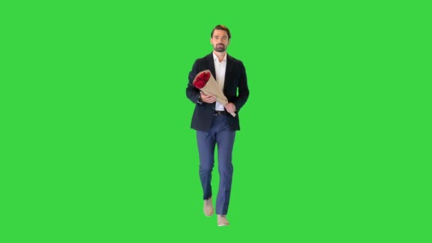 Yeşil Ekran 'da yürüyen ve saate bakan ve çiçekleri tutan adam, Chroma Key. — Stok video