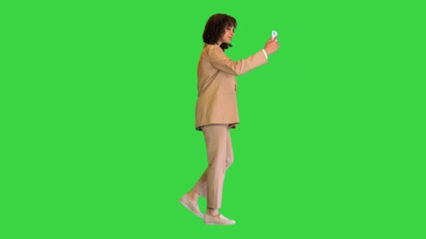 Молода афроамериканська леді, що позувала заради селфі на "Зеленому екрані", Chroma Key. — стокове відео