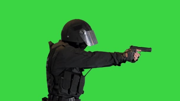 Agente SWAT in esecuzione e puntando con una pistola su uno schermo verde, Chroma Key. — Video Stock