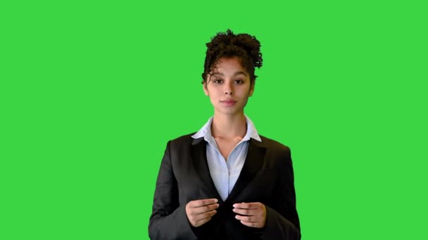 Afroamerikanerin im Anzug zeigt auf Leerstellen auf einem Green Screen, Chroma Key. — Stockvideo