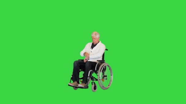 Uomo anziano disabile solitario seduto sulla sedia a rotelle e in attesa su uno schermo verde, Chroma Key. — Video Stock