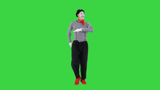 Mimare artist leende och simulera promenader på en grön skärm, Chroma Key. — Stockvideo