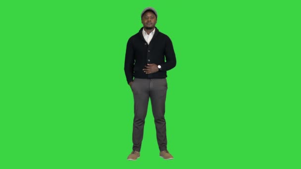 Empresário afro-americano feliz sorrindo em uma tela verde, Chroma Key. — Vídeo de Stock