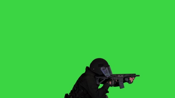 Jednostka specjalna strzelająca z pozycji siedzącej na zielonym ekranie, Chroma Key. — Wideo stockowe