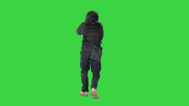 Μασκοφόρος οπλισμένος αστυνομικός SWAT Περπατώντας και στοχεύοντας με τουφέκι σε μια πράσινη οθόνη, Chroma Key. — Αρχείο Βίντεο