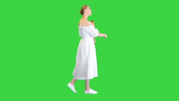 Ragazza sognante con un bellissimo bouquet a piedi su uno schermo verde, Chroma Key. — Video Stock