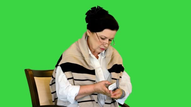 Senior mulher tendo pressão arterial em uma tela verde, Chroma Key. — Vídeo de Stock