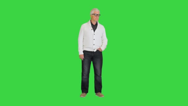 Heureux homme âgé montre un signe de salutation sur un écran vert, Chroma Key. — Video