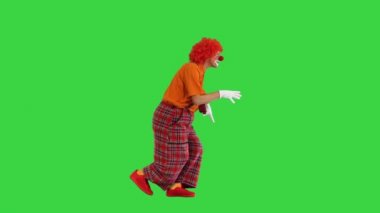 Sessiz ol palyaço Yeşil Ekran 'da yürürken sessizlik hareketi yapıyor, Chroma Key..