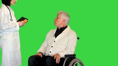 Yeşil Ekran, Krom Anahtarı 'nda eski hastaların ısısını kızılötesi termometreyle ölçen hemşire..