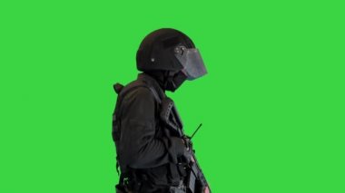 Saldırı tüfekli bir SWAT operatörü Yeşil Ekran, Chroma Key 'de yürüyor..