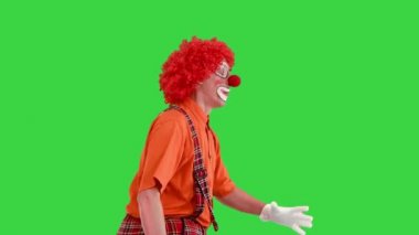 Komik palyaço hızla bir yere koşuyor, neredeyse yeşil ekranda koşuyordu, Chroma Key..
