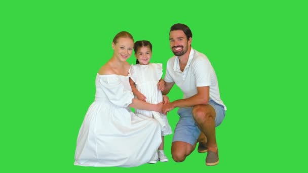 Очаровательная кавказская семейная женщина и мужчина с маленькой девочкой, улыбающейся и позирующей вместе на камеру на Зеленом экране, Chroma Key. — стоковое видео
