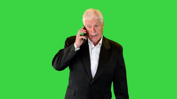 Hombre de negocios mayor caminando y haciendo una llamada en una pantalla verde, Chroma Key. — Vídeos de Stock
