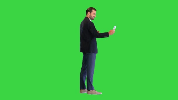 Uomo d'affari attraente sta facendo un selfie su uno schermo verde, Chroma Key. — Video Stock