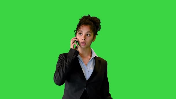 Happy African American dame walking og taler i telefon på en grøn skærm, Chroma Key. – Stock-video