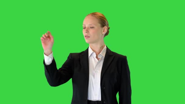 Mulher loira interagindo com uma tela de realidade virtual em uma tela verde, Chroma Key. — Vídeo de Stock