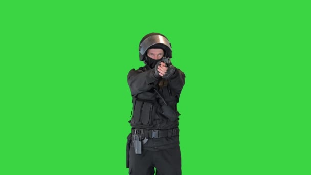 Politie tactische eenheid richten met een handwapen op een groen scherm, Chroma Key. — Stockvideo