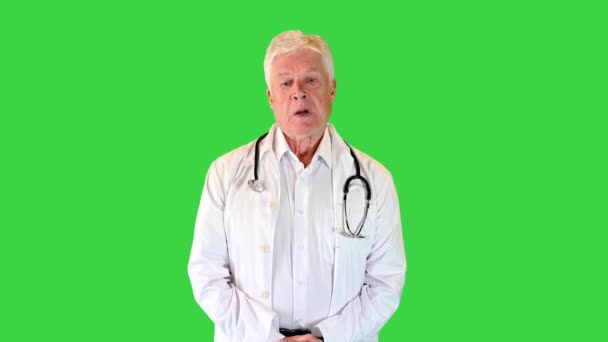 Arzt scheint schlechte Nachrichten auf einem grünen Bildschirm zu geben, Chroma Key. — Stockvideo