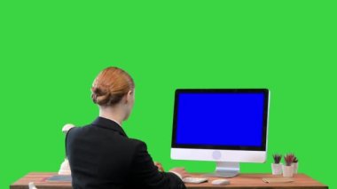 Boş ekranlı bir bilgisayar üzerinde çalışan iş kadını Yeşil Ekran, Krom Anahtar 'da Görüntü.