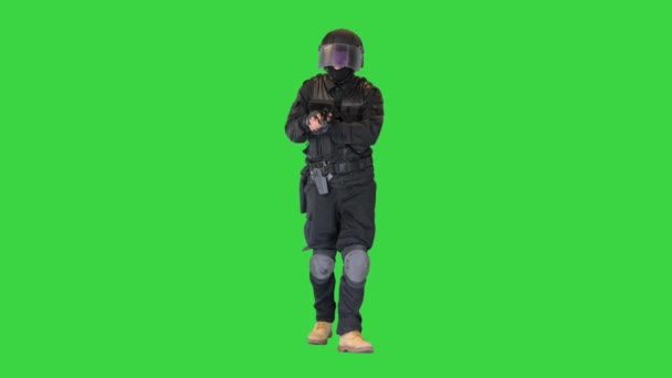 Unidad antiterrorista o antidisturbios caminando y apuntando con una pistola en una pantalla verde, Chroma Key. — Vídeos de Stock