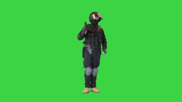 緑の画面、クロマキーに上げライフルで保護キャスクの警察官. — ストック動画