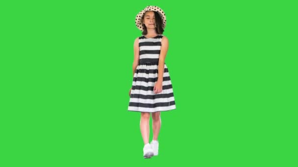 穿着太阳衣、戴着夏帽的美丽的亚洲女孩走在绿色的屏风上，铬钥匙. — 图库视频影像
