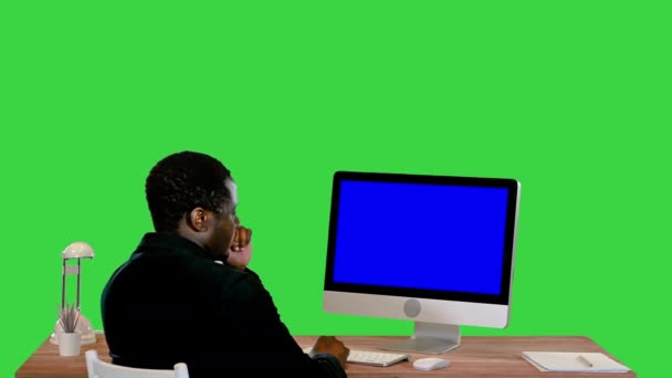 Affärsman Använda Dator Med Tomma Skärmen Mock-up Display på en grön skärm, Chroma Key. — Stockvideo