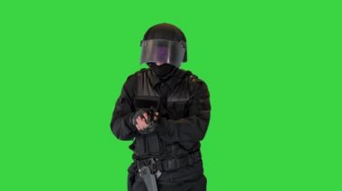 Terörist ya da çevik kuvvet yeşil ekran, Chroma Key 'e silah doğrultuyor..