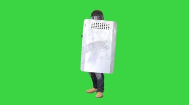 Koruyucu kalkanla kaplı üniformalı asker yeşil ekran, Chroma Key 'de ilerliyor..