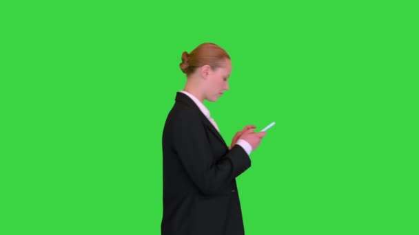 Mladá podnikatelka procházky pomocí mobilního telefonu na zelené obrazovce, Chroma Key. — Stock video