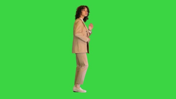 Черная леди, идущая и видящая на зеленом экране, хромированный ключ. — стоковое видео