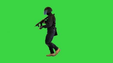 Taktik polis birimi yeşil ekranda bir tüfekle koşuyor, Chroma Key..