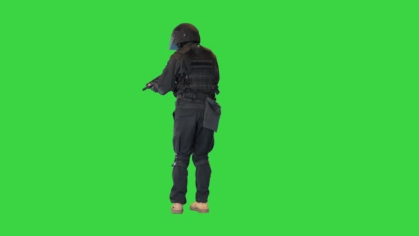Policía oficial de las fuerzas especiales de la posición en una pantalla verde, Clave de croma. — Vídeos de Stock
