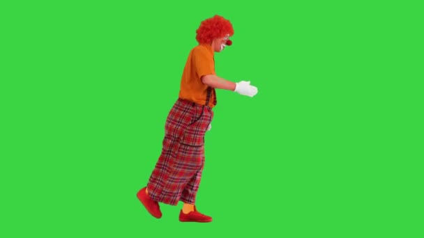 Palhaço com uma roupa vermelha andando como um robô em uma tela verde, Chroma Key. — Vídeo de Stock