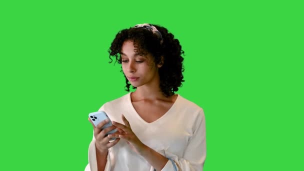 Senhora negra navegando na Internet móvel em uma tela verde, Chroma Key. — Vídeo de Stock