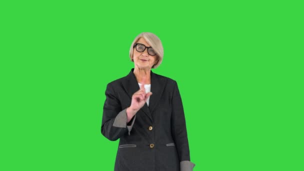 Dont do like that young man Seriös aussehende strenge und unzufriedene Lehrer auf einem Green Screen, Chroma Key. — Stockvideo