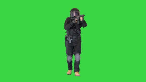 Combattant de la police anti-terroriste tirant à partir d'un fusil sur un écran vert, Chroma Key. — Video