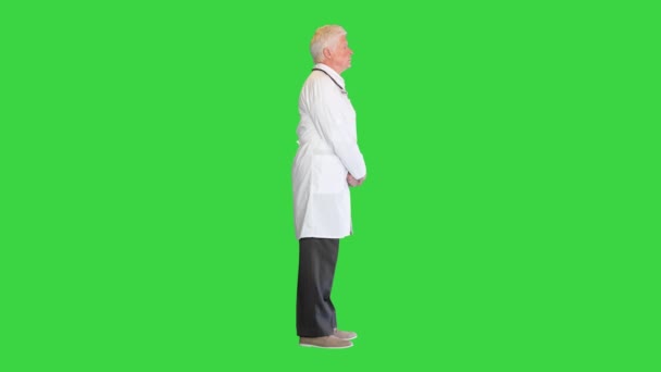 Senior arts staat en wacht op een groen scherm, Chroma Key. — Stockvideo