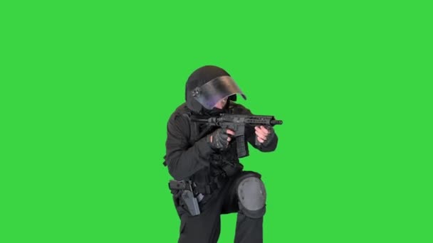 Unité anti-terroriste tirant depuis la position assise sur un écran vert, Chroma Key. — Video