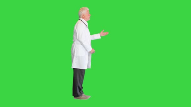 Arts arts staat en iets uit te leggen op een groen scherm, Chroma Key. — Stockvideo