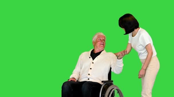 Jonge vrouw eindelijk nemen haar gehandicapte vader in een rolstoel naar huis op een groen scherm, Chroma Key. — Stockvideo